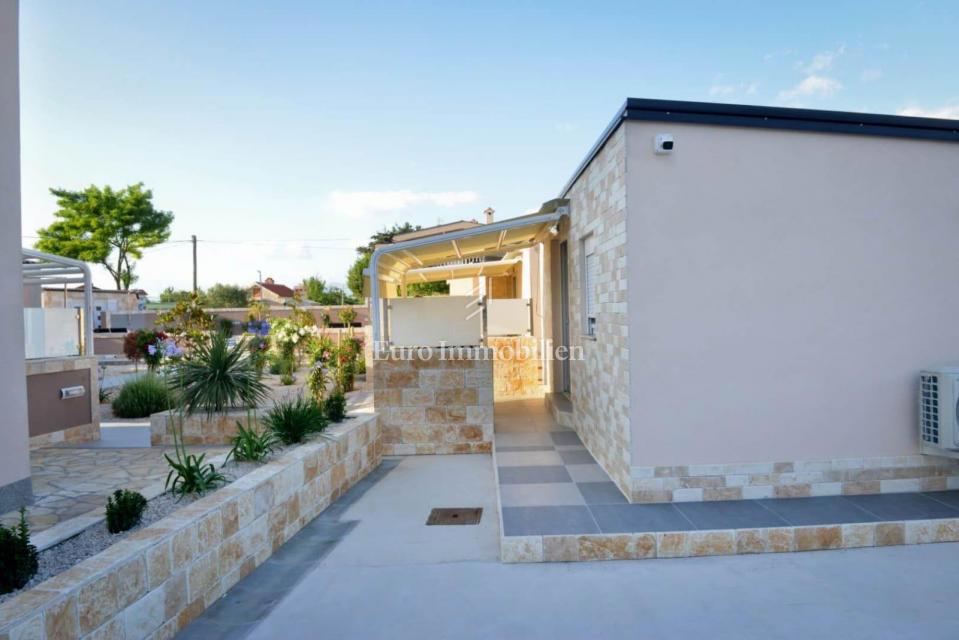 Privlaka - apartma z bazenom in velikim vrtom