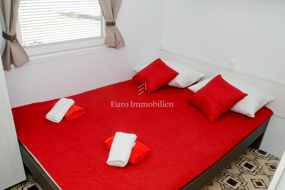 Privlaka - apartma z bazenom in velikim vrtom