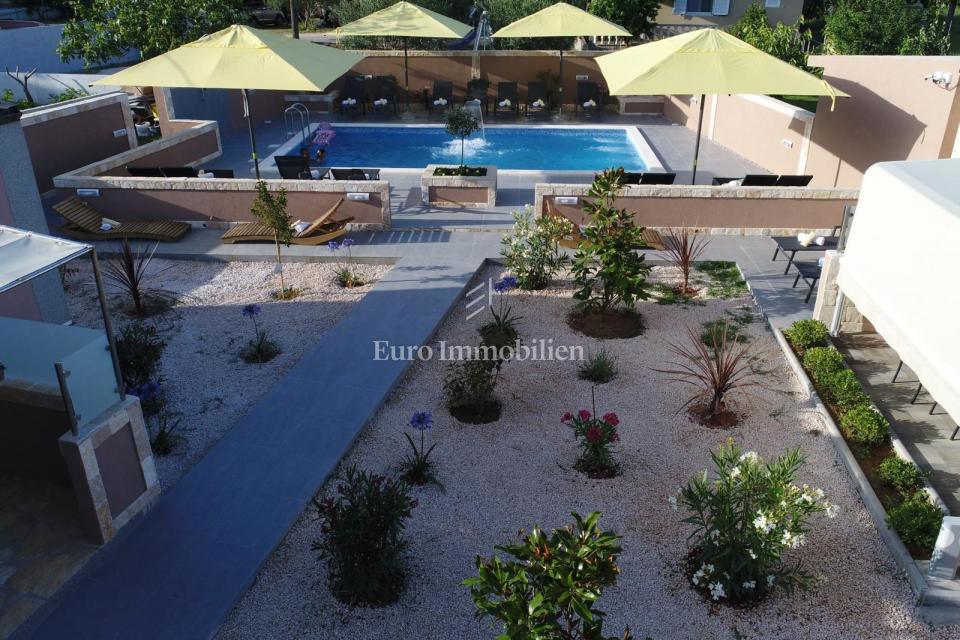 Privlaka - apartma z bazenom in velikim vrtom