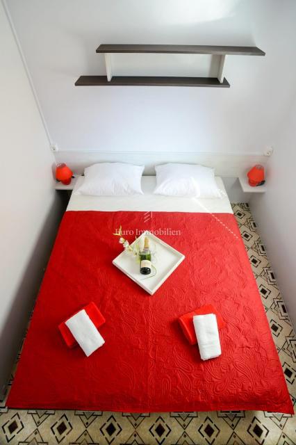 Privlaka - apartma z bazenom in velikim vrtom