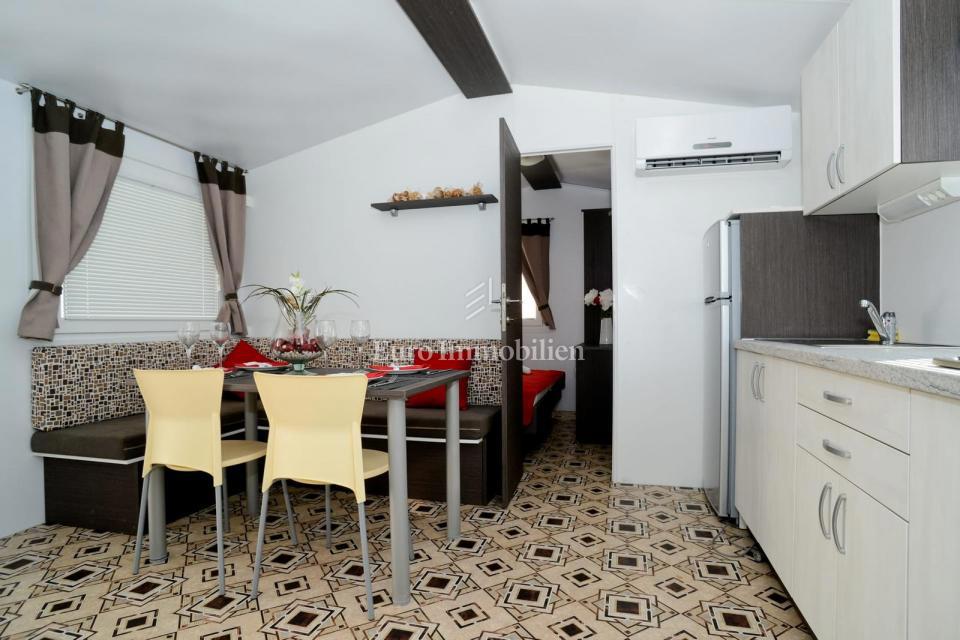 Privlaka - apartma z bazenom in velikim vrtom