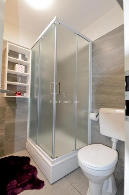 Privlaka - apartma z bazenom in velikim vrtom
