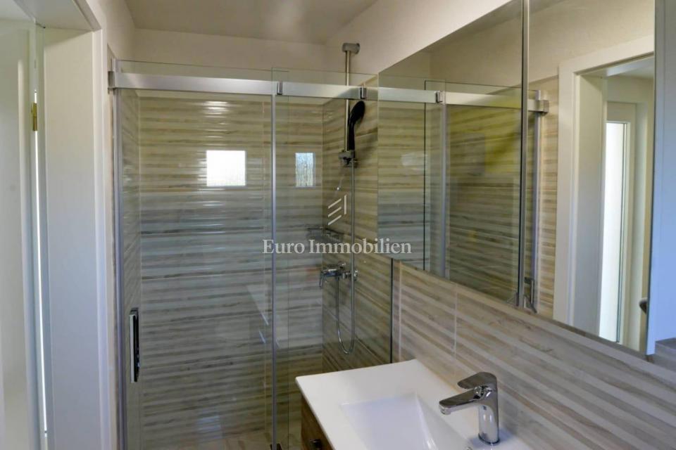Privlaka - apartma z bazenom in velikim vrtom