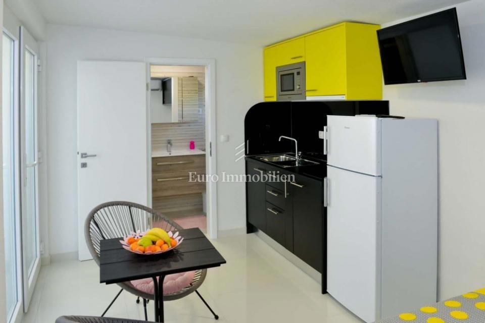 Privlaka - apartma z bazenom in velikim vrtom