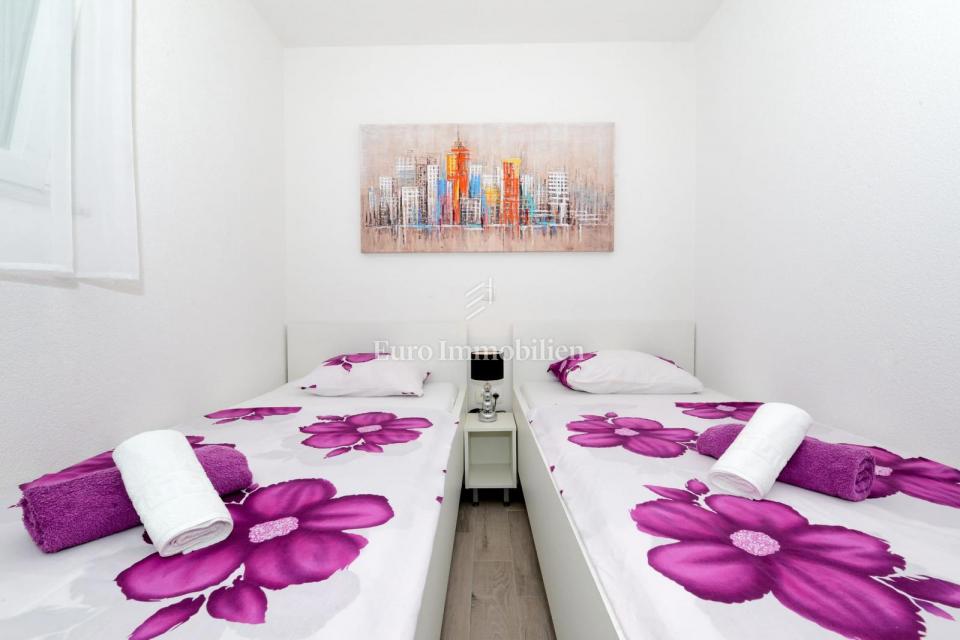 Privlaka - apartma z bazenom in velikim vrtom