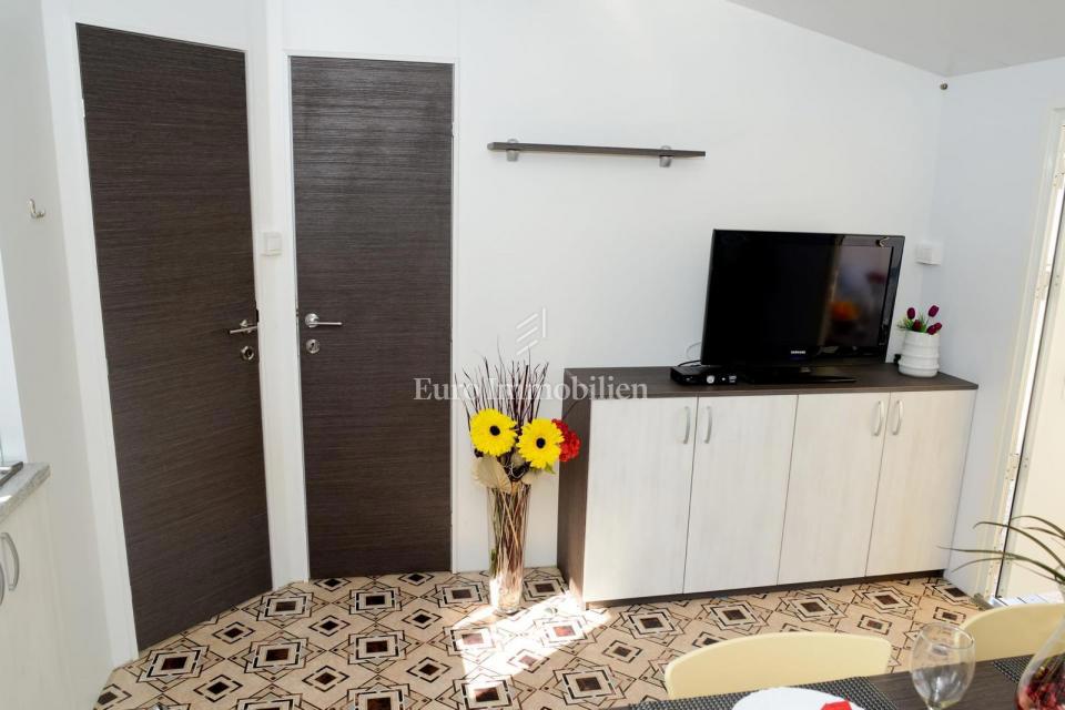 Privlaka - apartma z bazenom in velikim vrtom
