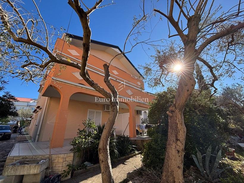 Novalja - hiša s 6 apartmaji