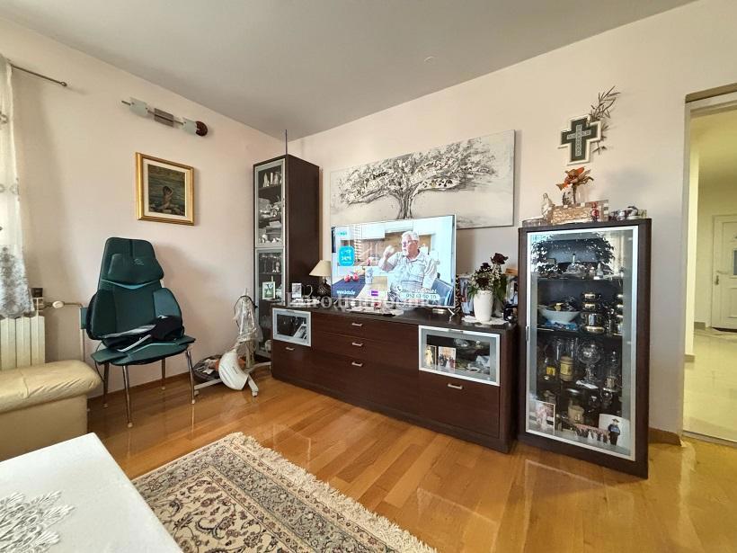 Novalja - hiša s 6 apartmaji
