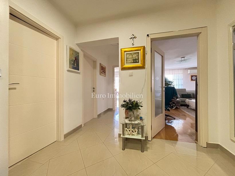Novalja - hiša s 6 apartmaji