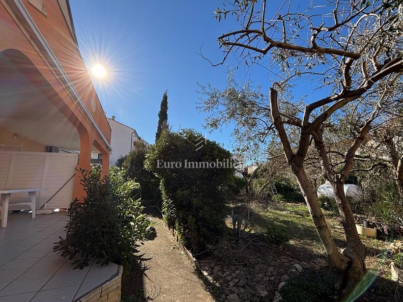 Novalja - hiša s 6 apartmaji