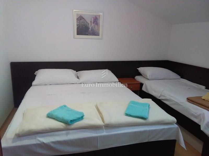Novalja - hiša s 6 apartmaji