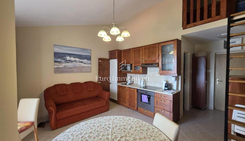 Klenovica - dva apartmaja na odlični lokaciji