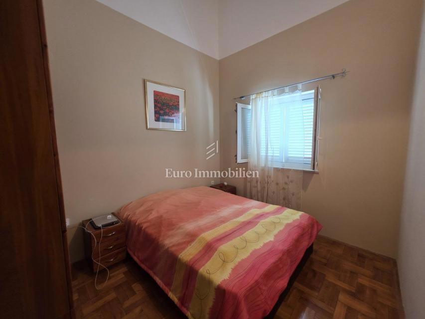 Klenovica - dva apartmaja na odlični lokaciji