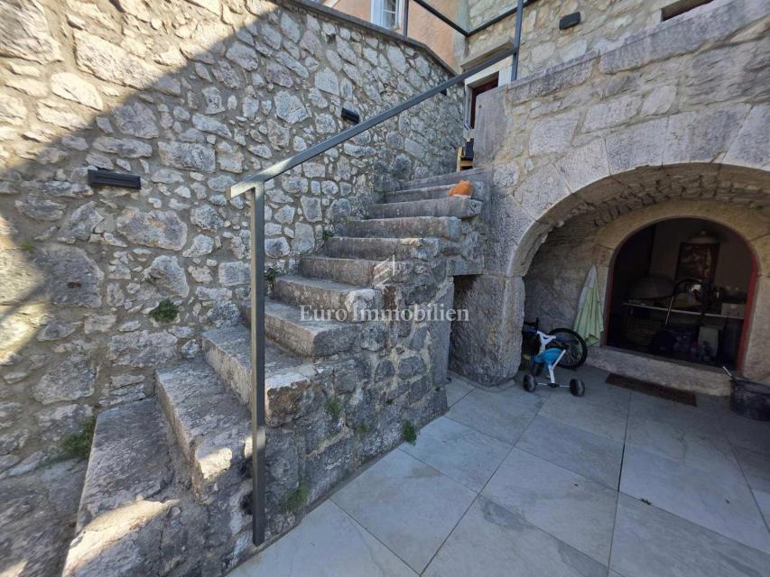 Grižane - obnovljena kamnita hiša