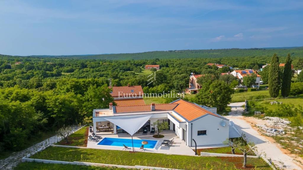 Moderna vila z bazenom, obdana z zelenjem!