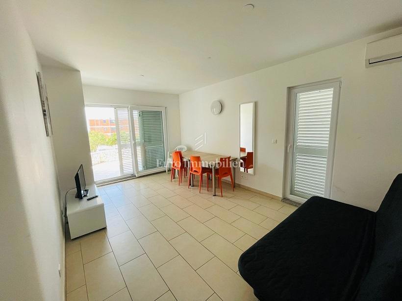 Novalja - apartma z veliko teraso in vrtom