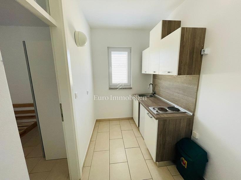 Novalja - apartma z veliko teraso in vrtom
