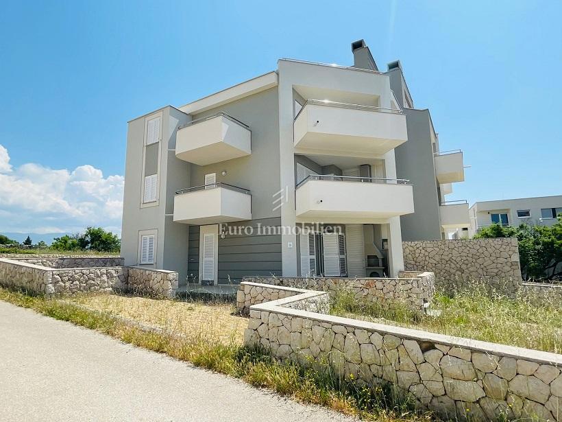 Novalja - apartma z veliko teraso in vrtom