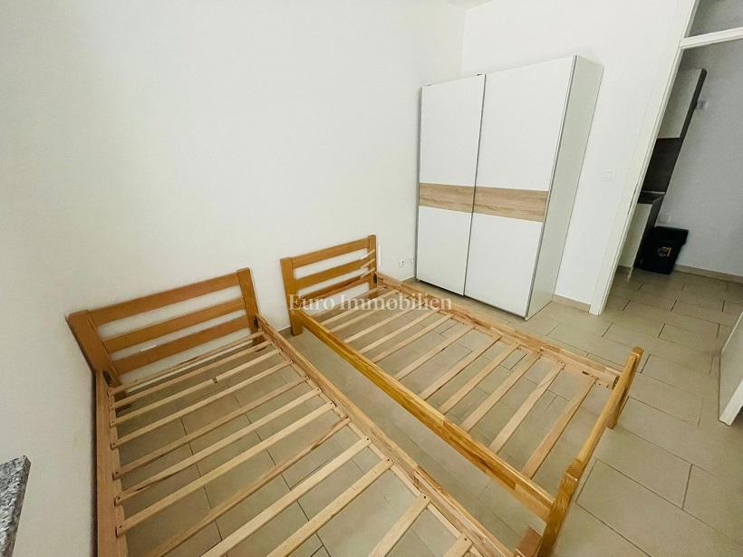 Novalja - apartma z veliko teraso in vrtom