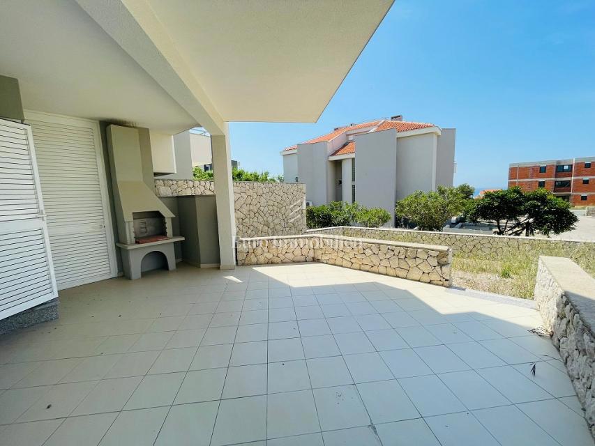 Novalja - apartma z veliko teraso in vrtom