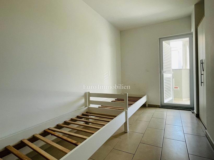 Novalja - apartma z veliko teraso in vrtom