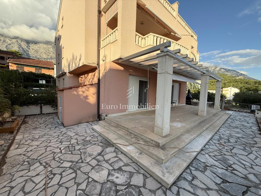 Promajna – Trisobno stanovanje v vili blizu morja