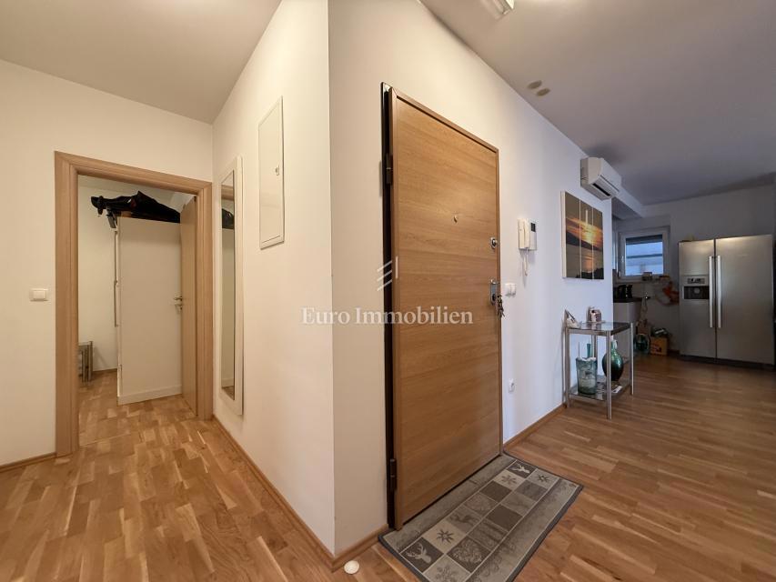 Promajna – Trisobno stanovanje v vili blizu morja