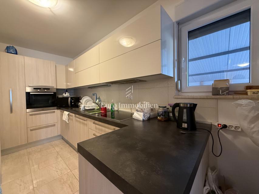 Promajna – Trisobno stanovanje v vili blizu morja