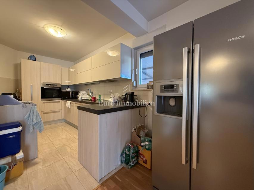 Promajna – Trisobno stanovanje v vili blizu morja