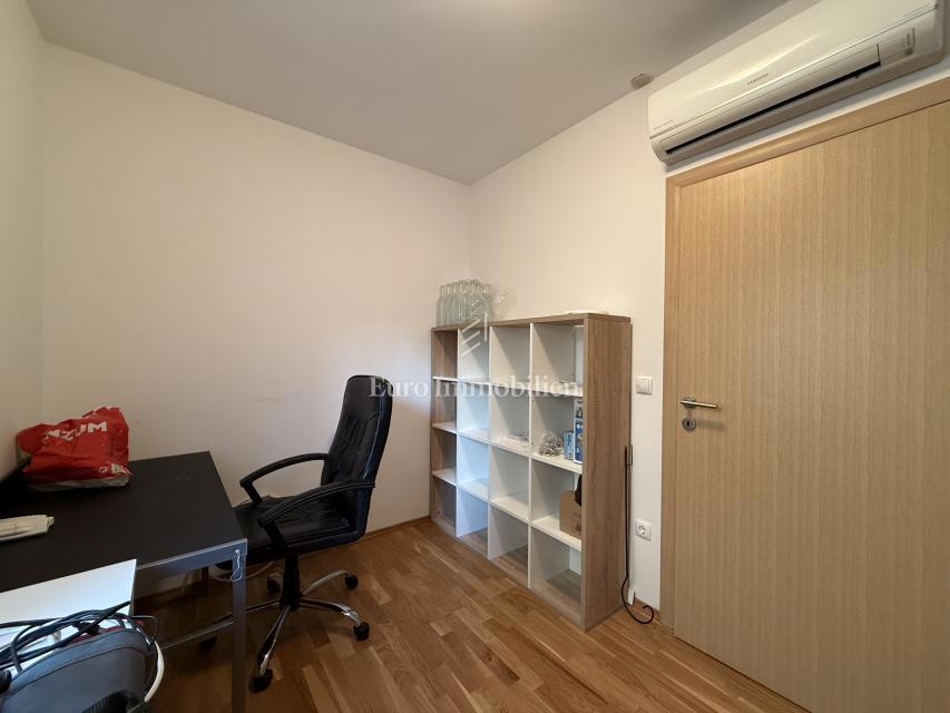 Promajna – Trisobno stanovanje v vili blizu morja