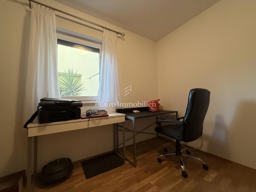 Promajna – Trisobno stanovanje v vili blizu morja