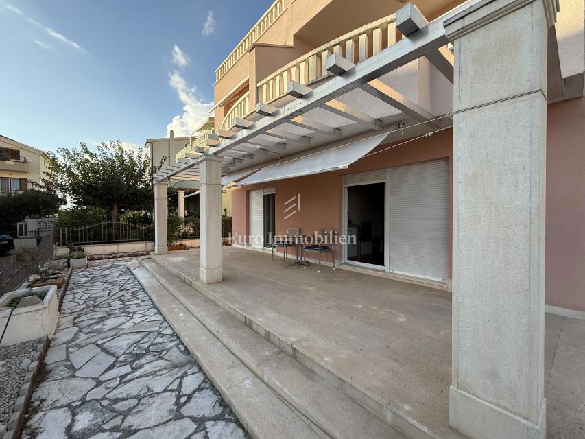 Promajna – Trisobno stanovanje v vili blizu morja