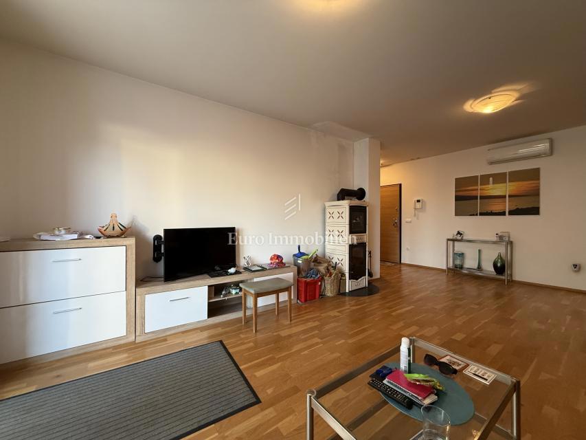 Promajna – Trisobno stanovanje v vili blizu morja