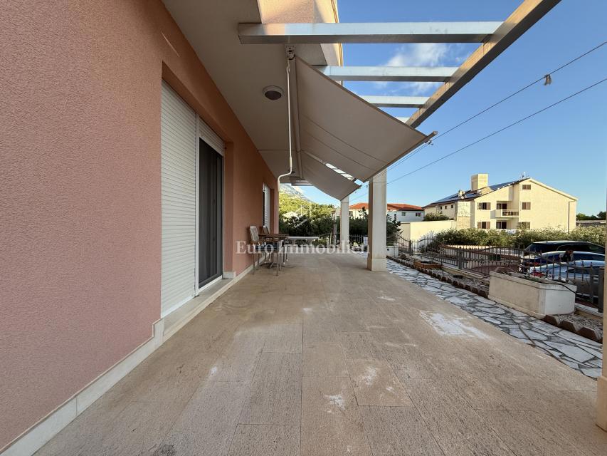 Promajna – Trisobno stanovanje v vili blizu morja