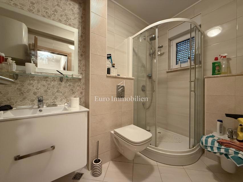 Promajna – Trisobno stanovanje v vili blizu morja