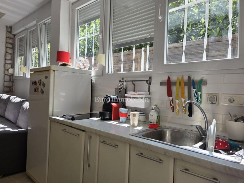 Stanovanje s teraso in vrtom, 130 m od morja