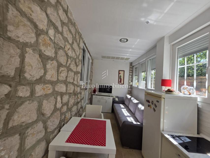 Stanovanje s teraso in vrtom, 130 m od morja