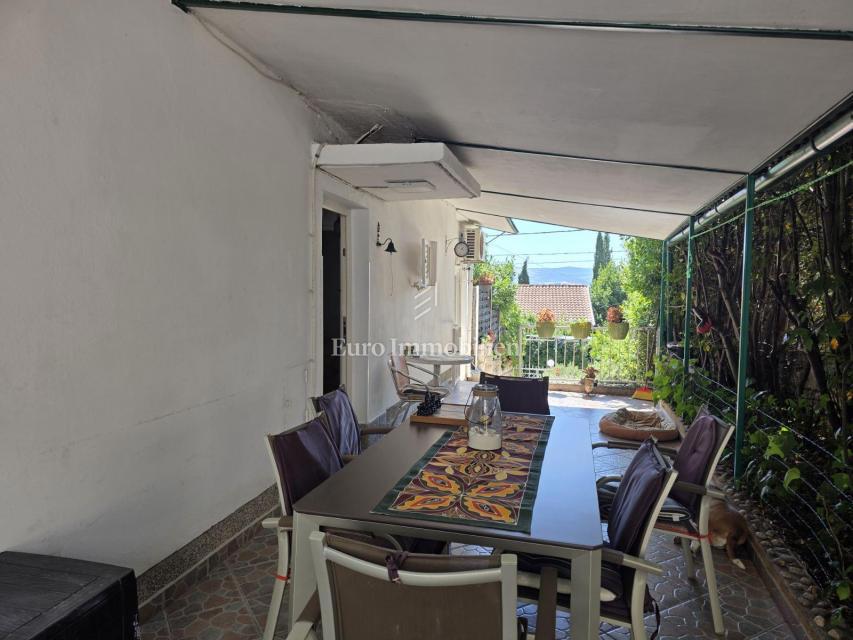 Stanovanje s teraso in vrtom, 130 m od morja