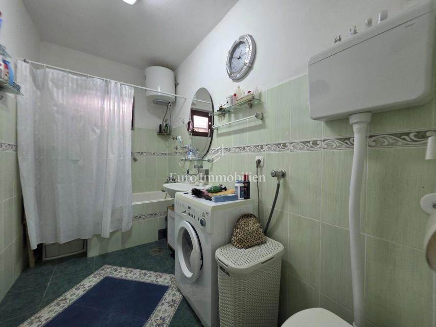 Stanovanje s teraso in vrtom, 130 m od morja