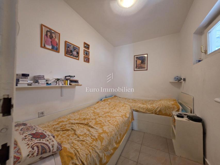 Stanovanje s teraso in vrtom, 130 m od morja