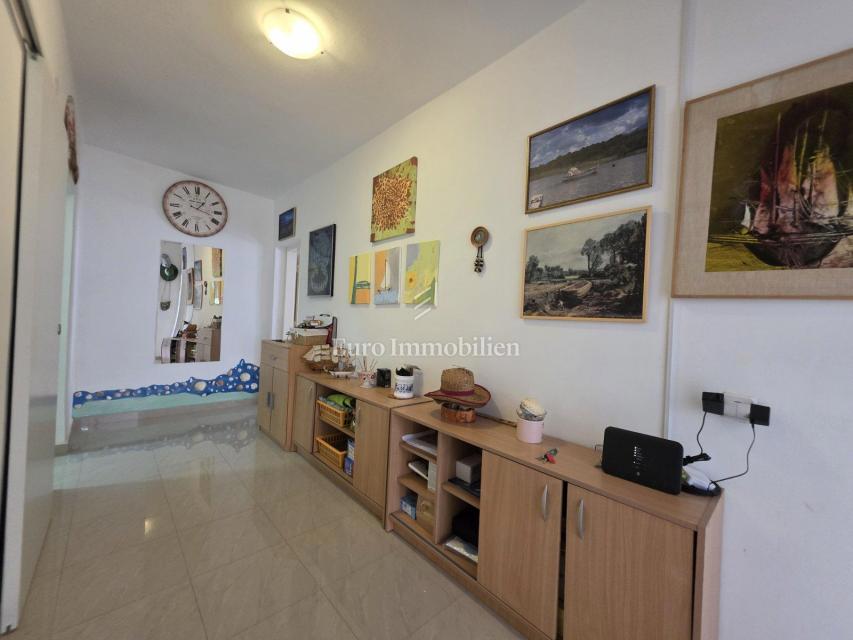 Stanovanje s teraso in vrtom, 130 m od morja