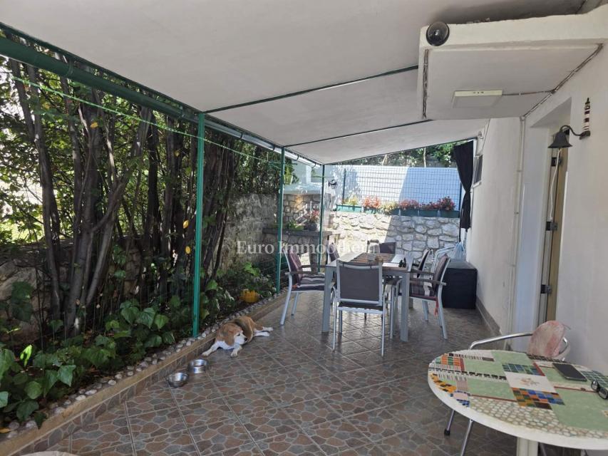 Stanovanje s teraso in vrtom, 130 m od morja