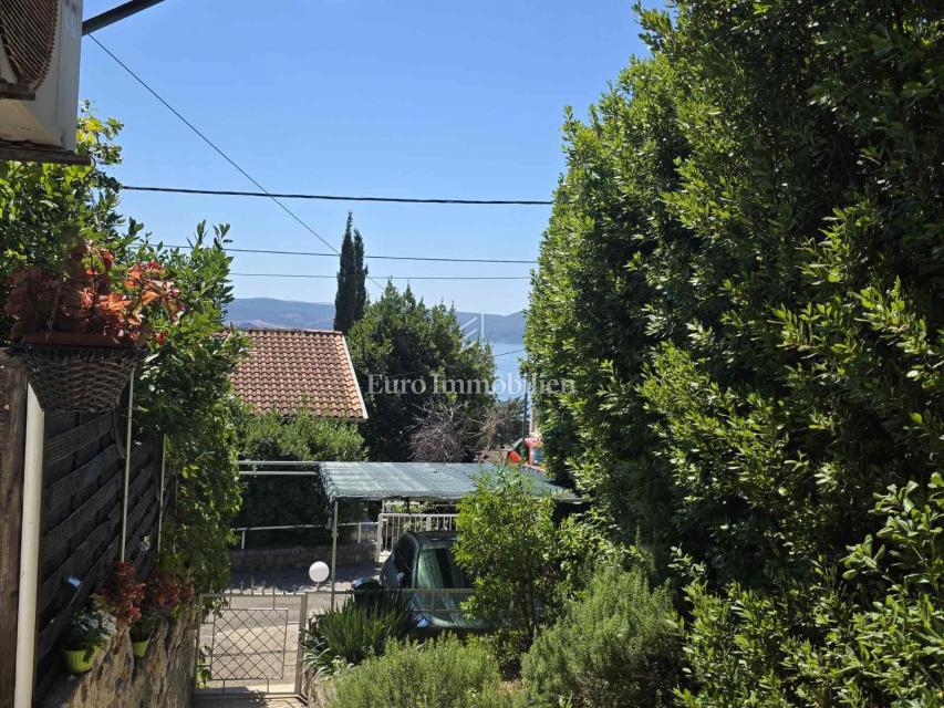 Stanovanje s teraso in vrtom, 130 m od morja