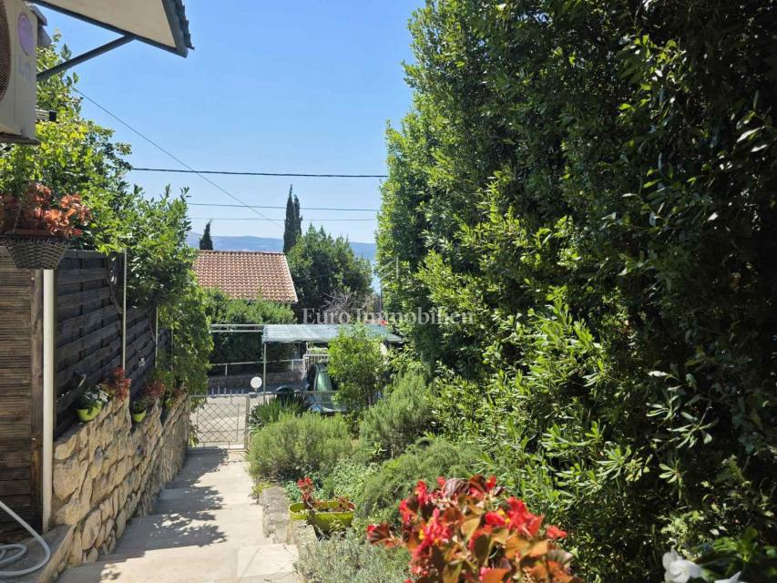 Stanovanje s teraso in vrtom, 130 m od morja