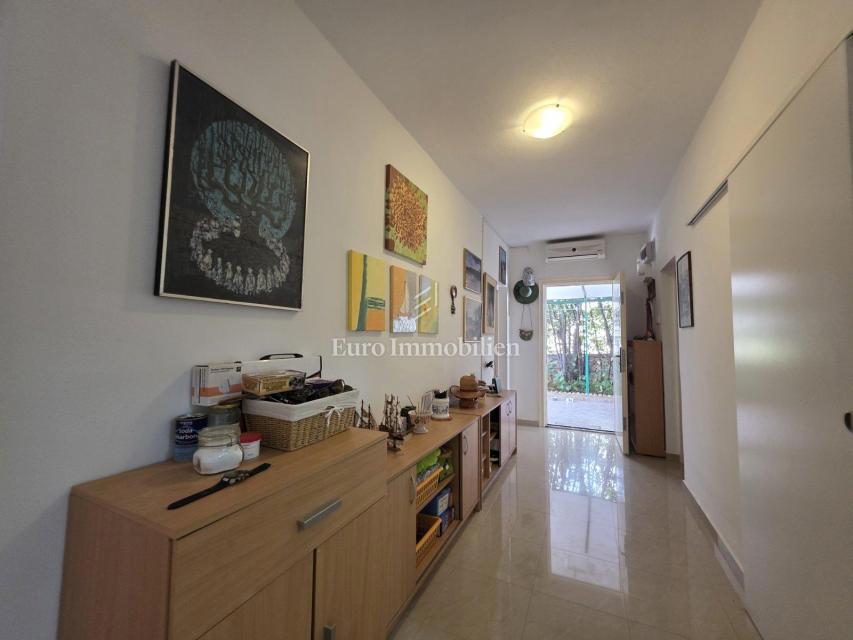 Stanovanje s teraso in vrtom, 130 m od morja