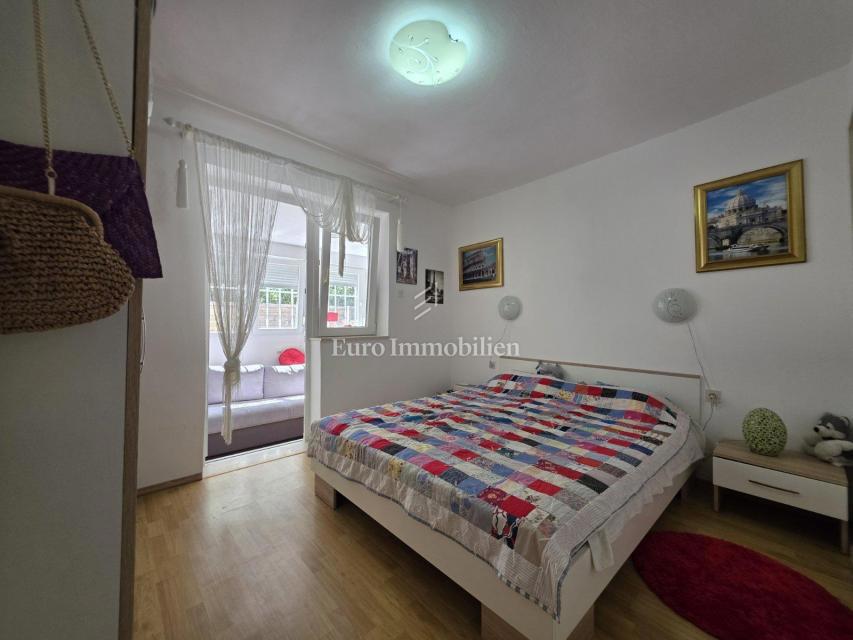 Stanovanje s teraso in vrtom, 130 m od morja