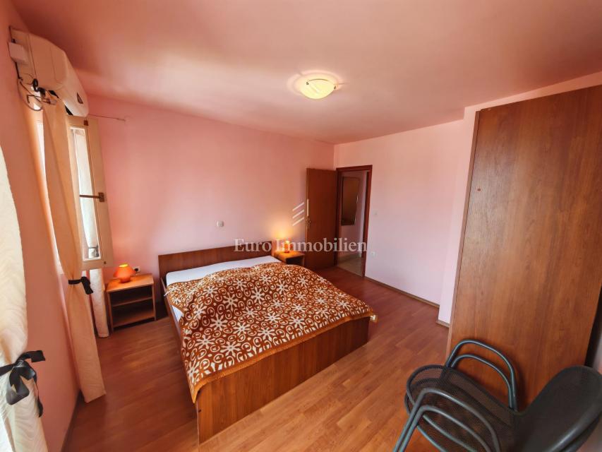 Vrstna Hiša s Panoramskim Pogledom – 150 m od Morja