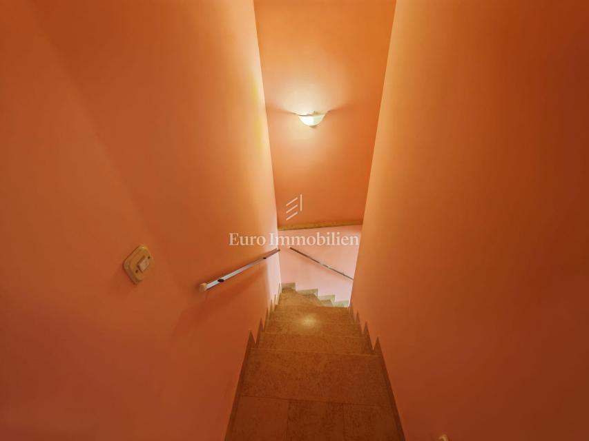 Vrstna Hiša s Panoramskim Pogledom – 150 m od Morja