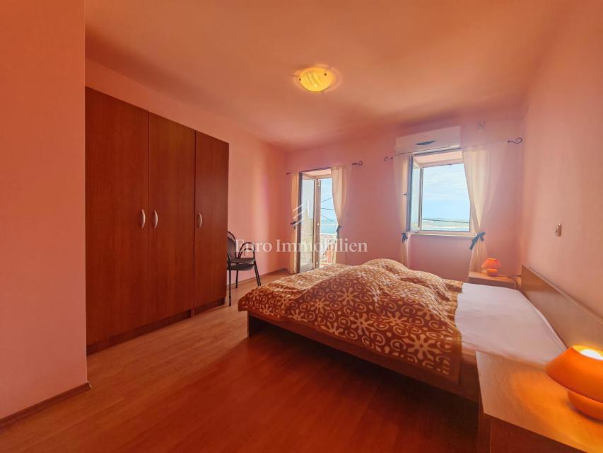 Vrstna Hiša s Panoramskim Pogledom – 150 m od Morja