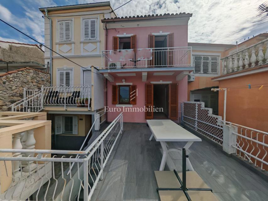 Vrstna Hiša s Panoramskim Pogledom – 150 m od Morja